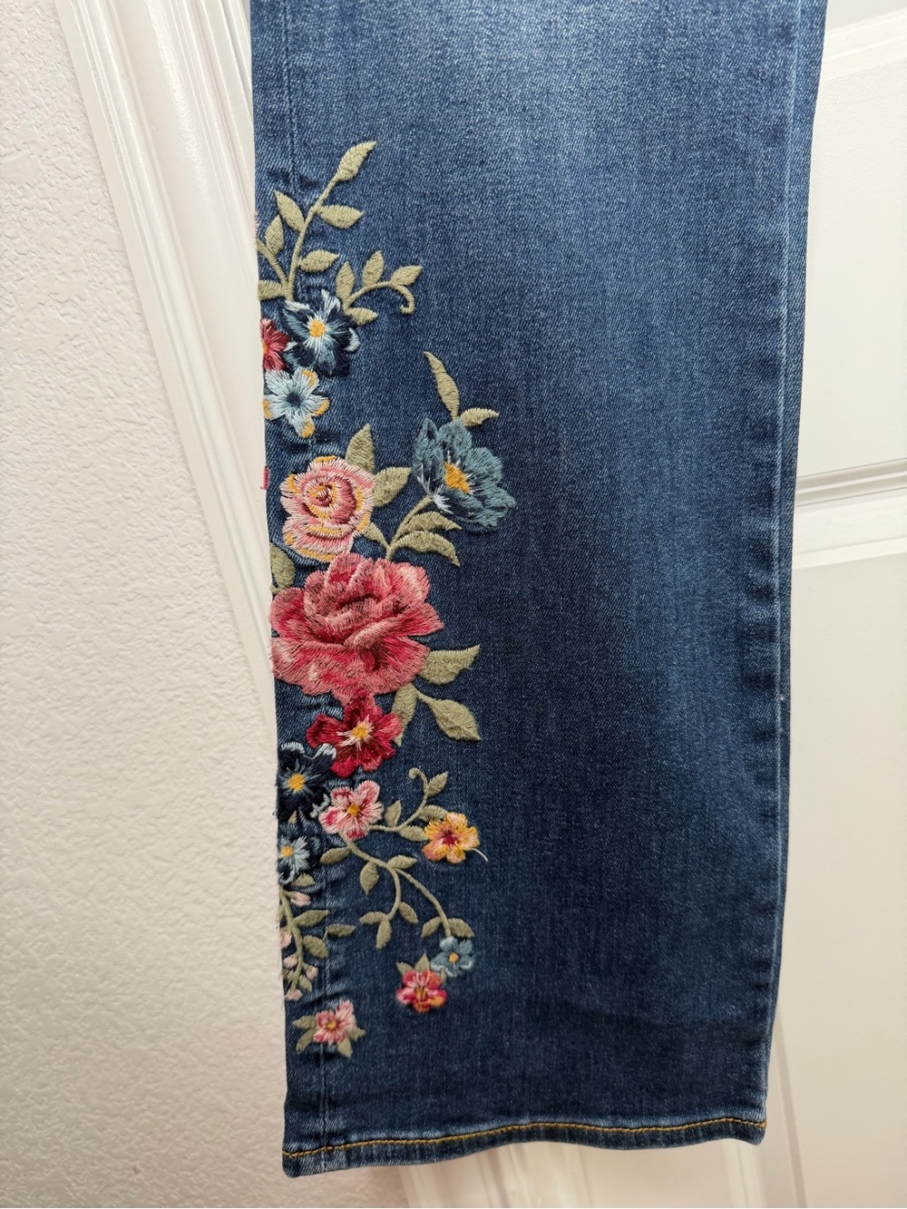 Driftwood Floral Embroidered Bootcut Jeans Sz 30 NWT! - Picture 4 of 5